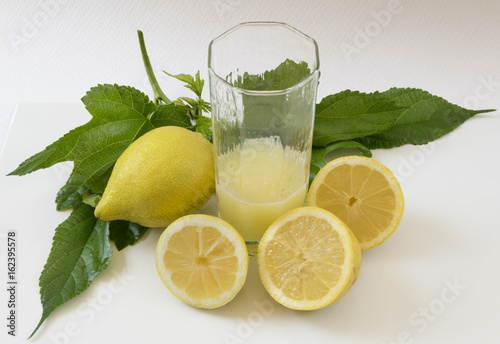 Llenando el vaso con limonada casera. photo