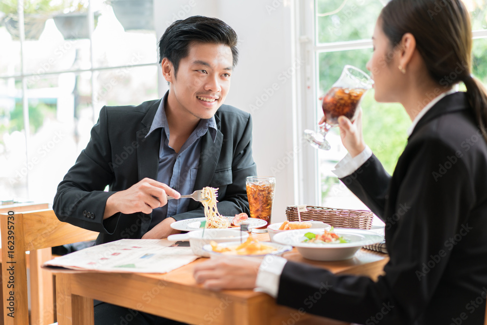 Asian businesspeople are on break for lunch at a restaurant. Asian businesspeople are on break for lunch at a restaurant.