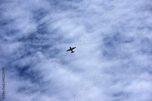 飛行機と雲（躍進、未来、可能性などのイメージ）