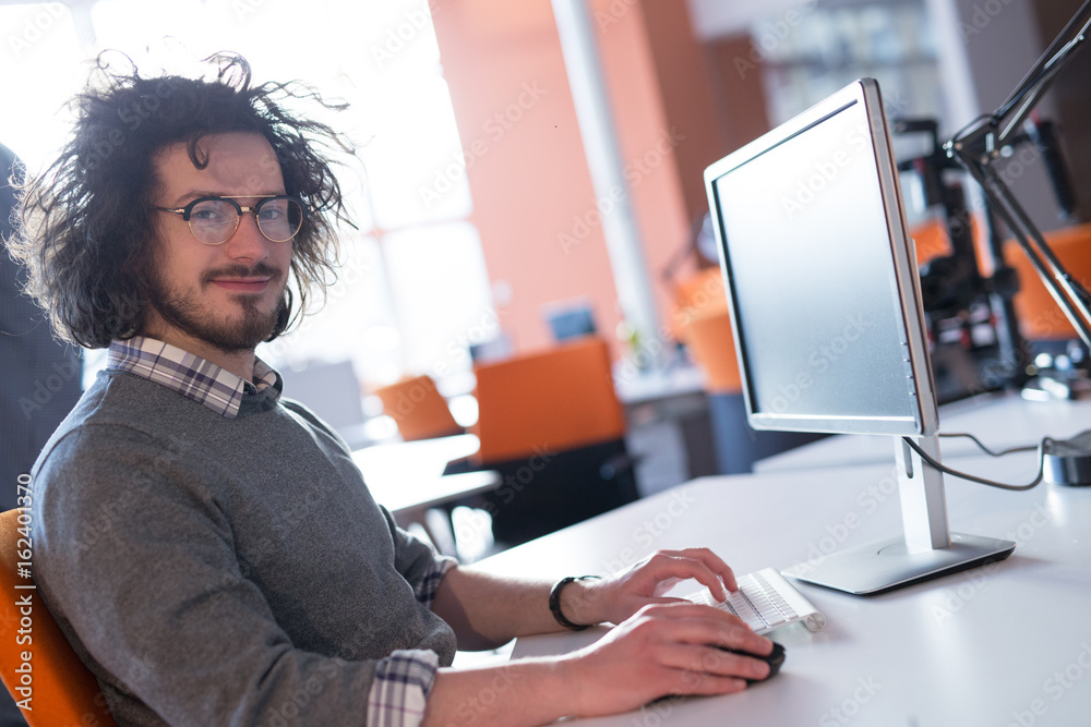 Obraz premium businessman working using a computer in startup office