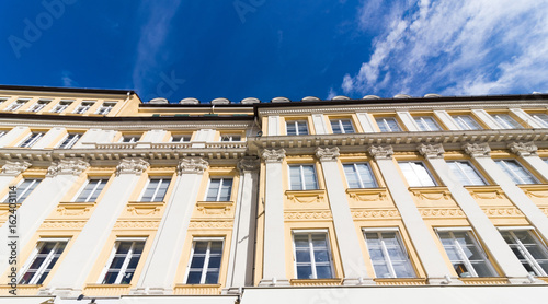 Fassade eines Mehrfamilienhauses