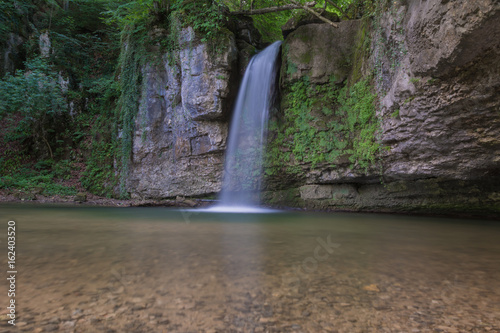idyllischer Wasserfall Langzeitbelichtung 