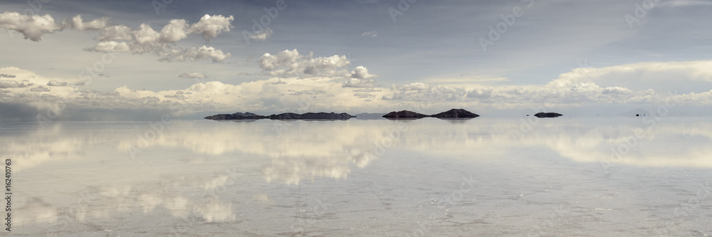 Obraz premium Góry na horyzoncie w Salar de Uyuni