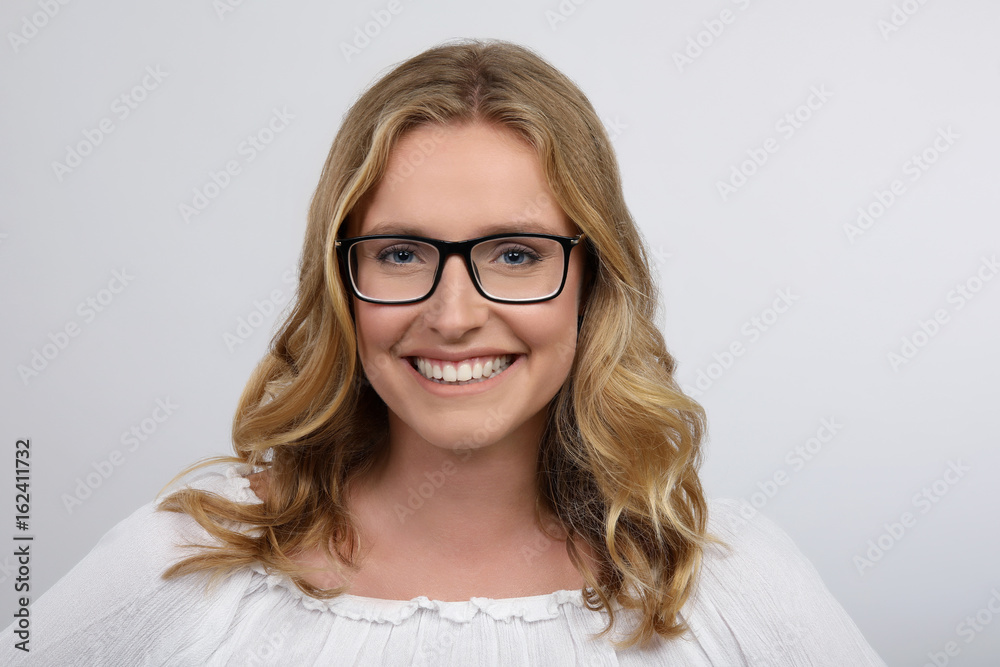 Blonde Frau mit Brille lacht
