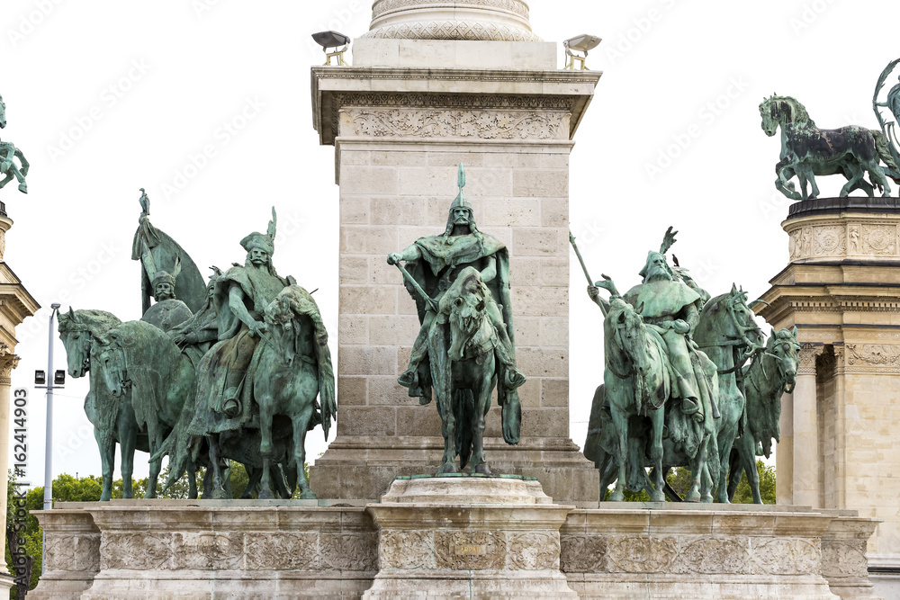 Obraz premium The area of Hungarian heroes Budapest elements of architecture and sculpture of historical personalities. 