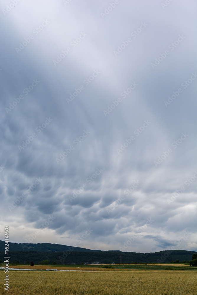 idyllische Wolkengebilde mit Wind und Sturm