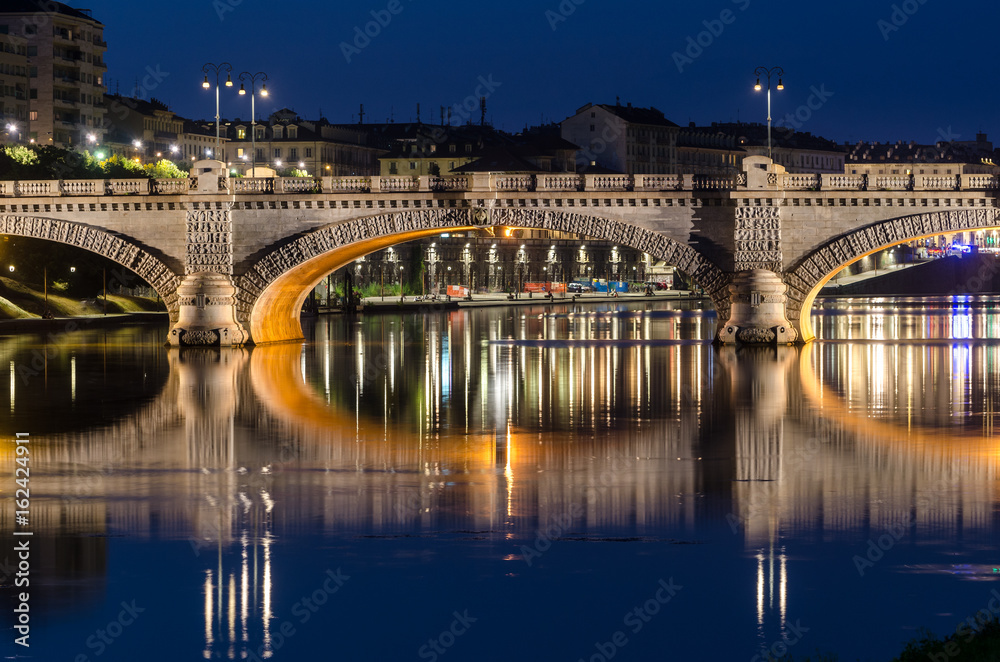 Torino, Ponte Umberto I e Murazzi all'ora blu