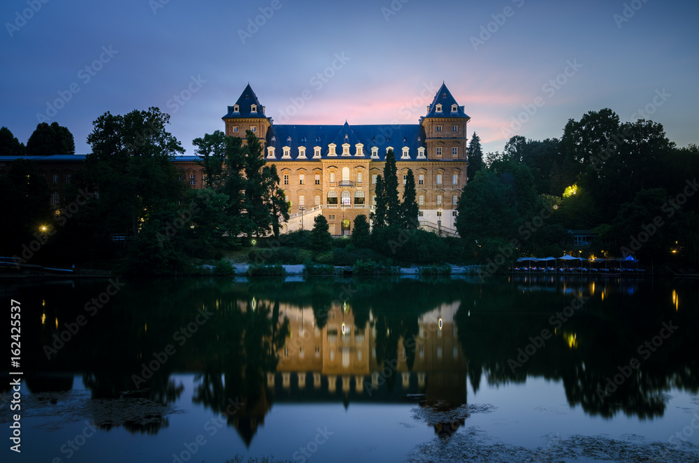 Fototapeta Torino, il Castello del Valentino riflesso nel fiume Po al crepuscolo