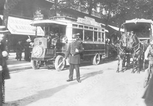 Fototapeta Naklejka Na Ścianę i Meble -  Paris Street Scene 1900. Date: 1900