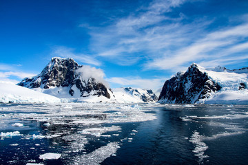 Poster Antarctica Serene poollandschap op Antarctica  © evenfh