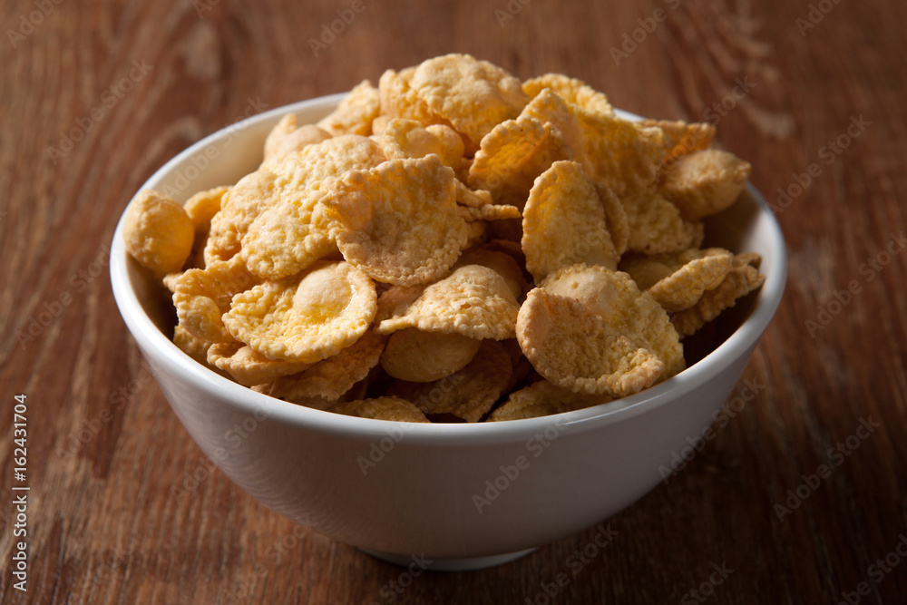 Bowl with popcorn on a wood table