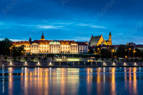 Night view of the Royal Castle and Vistula river in Warsaw, Poland © Artur Bociarski