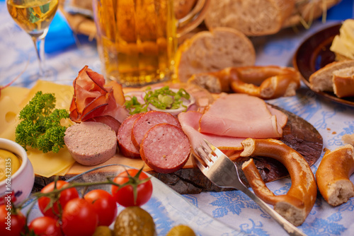 Tisch gedeckt mit Bayrische Spezialitäten, Bayrische Brotzeit