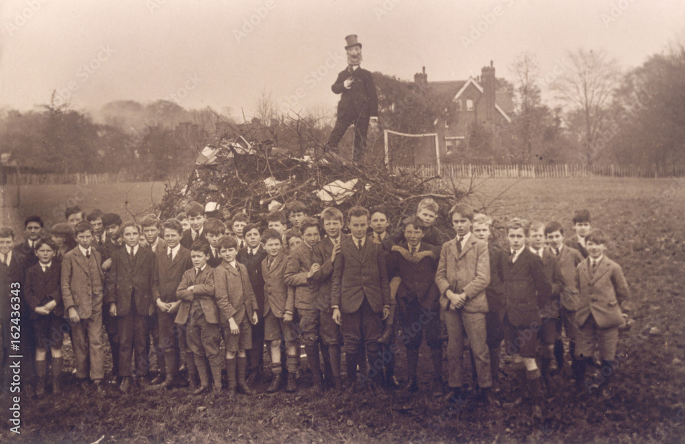 Obraz premium School boys bonfire and Guy. Date: 1920s