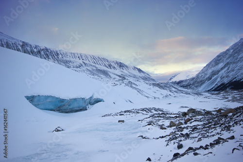 Foto Big cold and blue ice cave in athabasca glacier, during gentle sunset, Banff nat