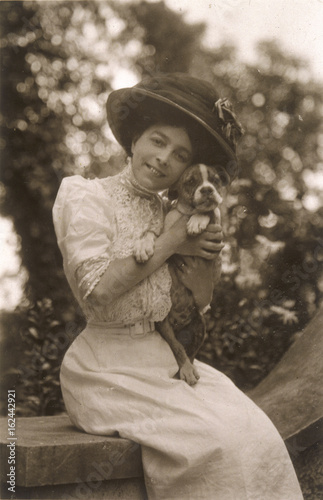 Vesta Tilley - Dog. Date: 1908 photo
