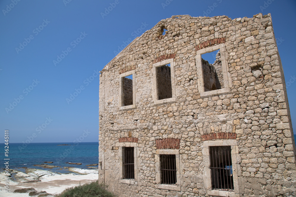 Vecchia casa sulla costa; Old stone house on the coast 