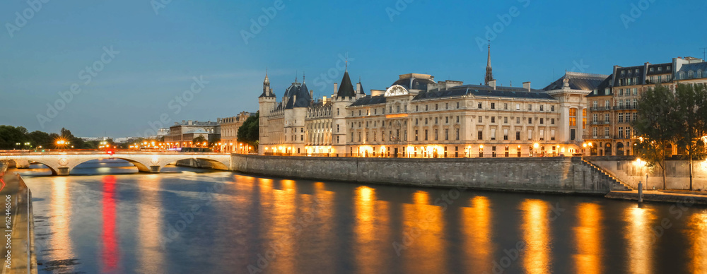 Fototapeta Zamek Conciergerie w nocy, Paryż, Francja.