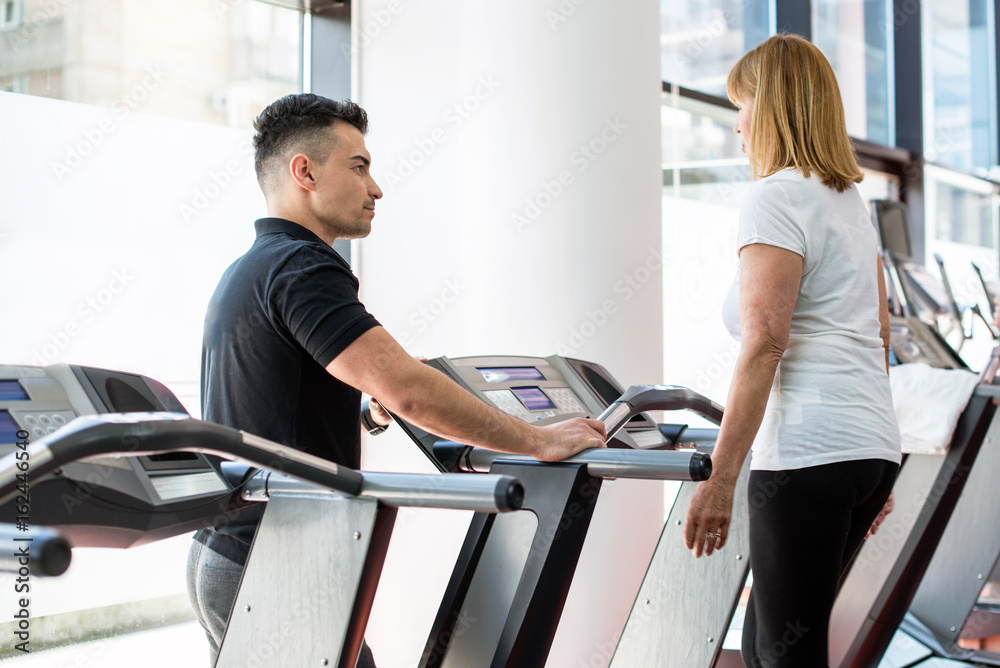 Obraz premium Senior lady on stepper