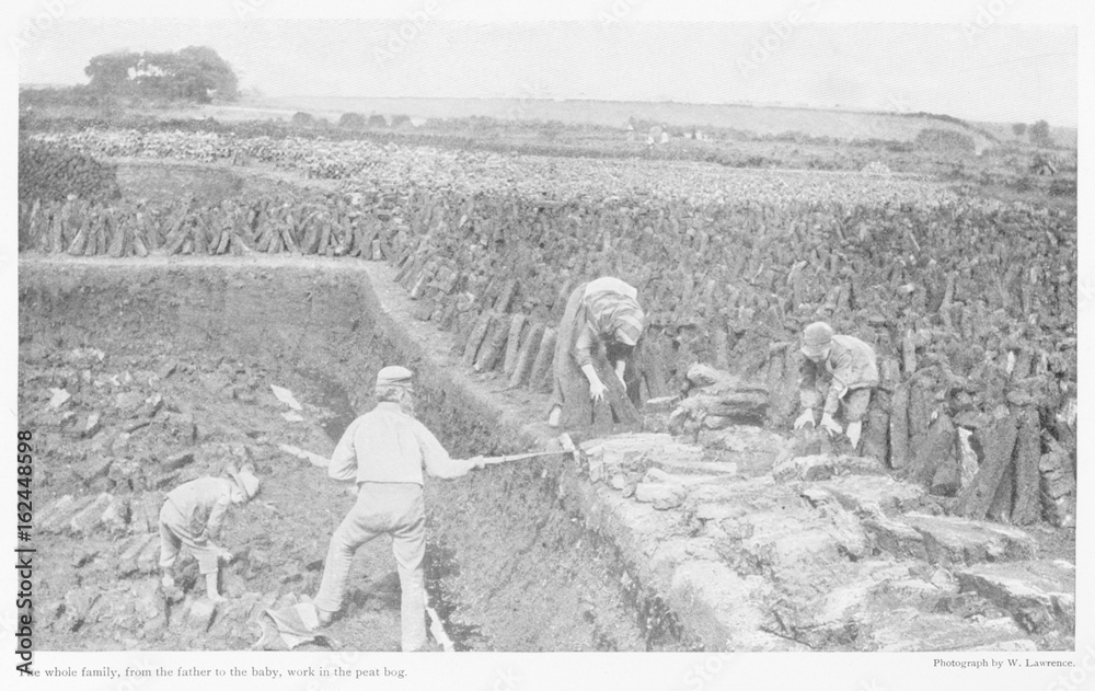 Obraz premium Family gathering peat County Cork Ireland. Date: circa 1890