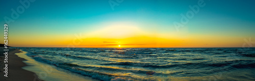 Zachód słońca nad polskim morzem. © bigix