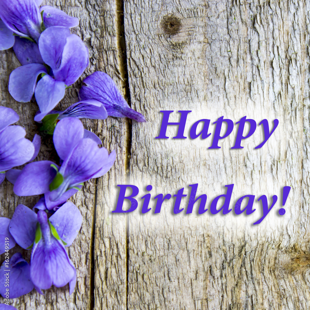 Hoa violet đẹp mắt này sẽ mang đến cho người nhận một lời chúc sinh nhật đầy tình yêu và ý nghĩa! Với bảng chữ đính kèm, bạn có thể viết lời chúc của mình để tạo nên một món quà tuyệt vời và độc đáo.