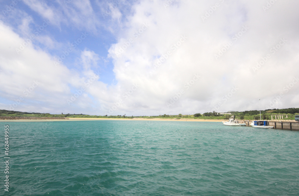 小浜島の小浜港|沖縄県 StockFoto Adobe Stock