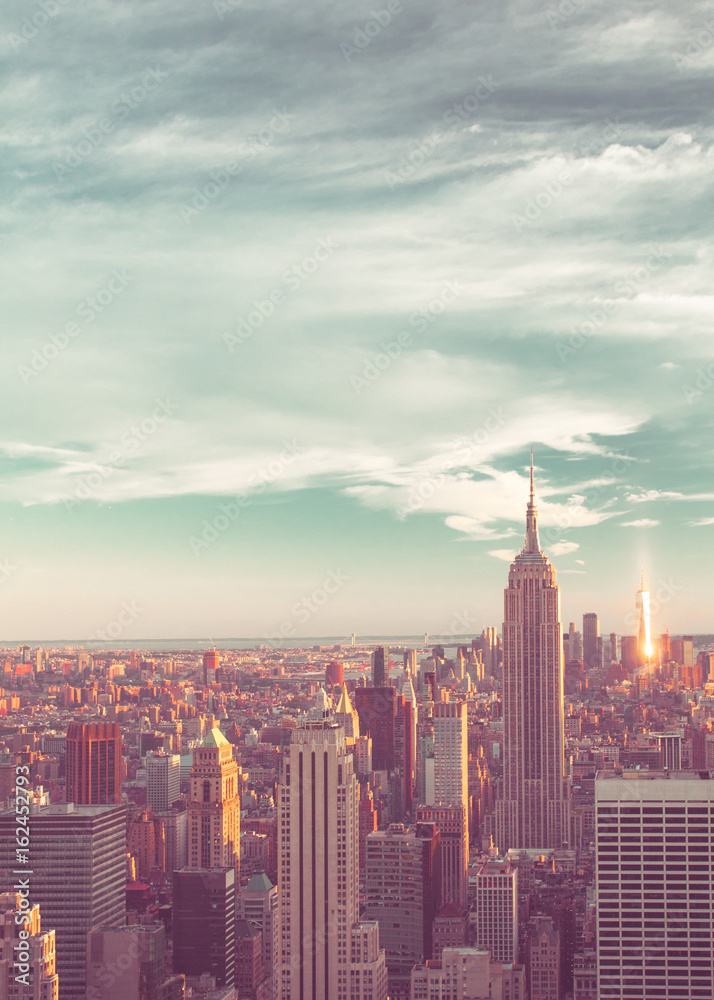 Fototapeta Widok miasto Nowy Jork linia horyzontu widzieć od środka miasta Manhattan przyglądającego śródmieścia. Ten obraz ma filtr tonów w stylu vintage.