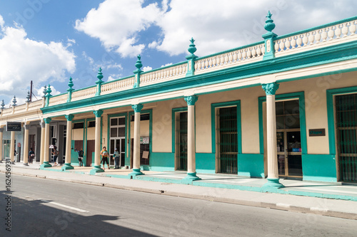 Foto LAS TUNAS, CUBA - JAN 27, 2016: Old buildings in the center of Las Tunas