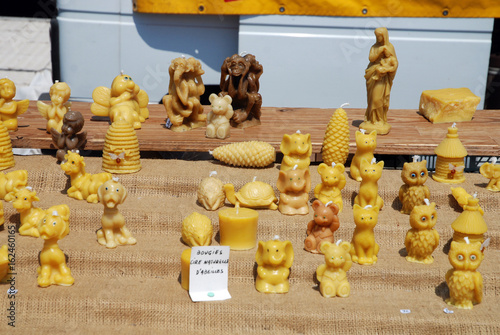 Marché de Fréjus : Bougies en cire naturelles en formes d’animaux photo