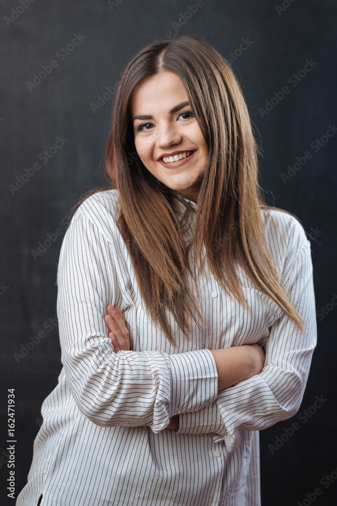 Obraz premium A beautiful young european girl smiling at the camera.