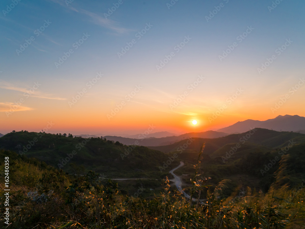 Obraz premium panorama view of mountains landscape at sunrise