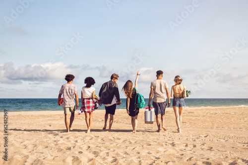 Back view of young men and woman on sea shore © Drobot Dean