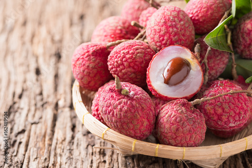 Konstfotografi fresh organic lychee fruit on basket