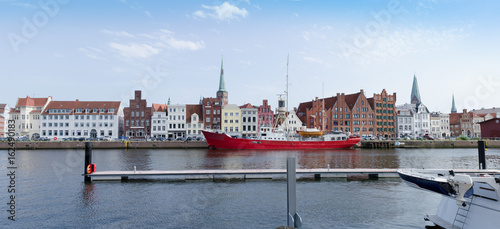 Obraz na płótnie Lübeck, city view with historical facades on the untertrave Street with fire ship w salonie