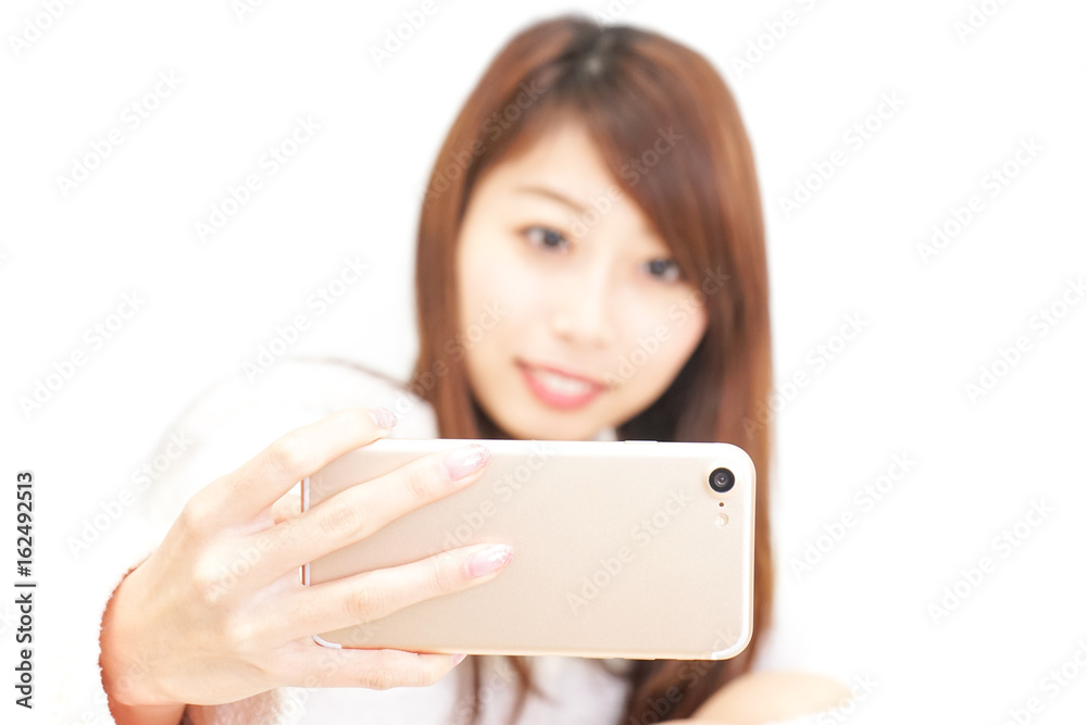 スマートフォンを使う若い日本人の女性 スマートフォンを使う若い日本人の女性
