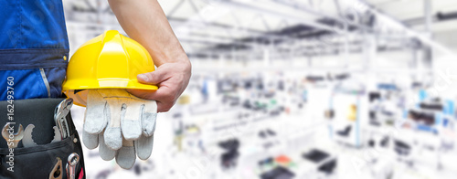 Beruf Industriearbeiter mit Ausrüstung in einer Fabrikhalle 