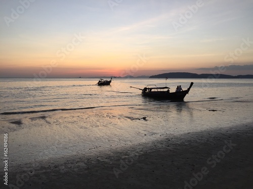 Sonnenuntergang in Thailand mit Booten