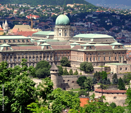 Blick vom Gellértberg auf den Burgpalast  photo