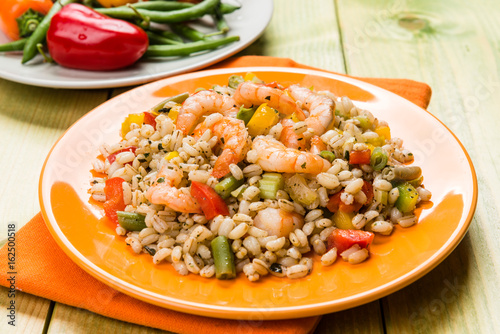 Piatto freddo con orzo, verdura e gamberi