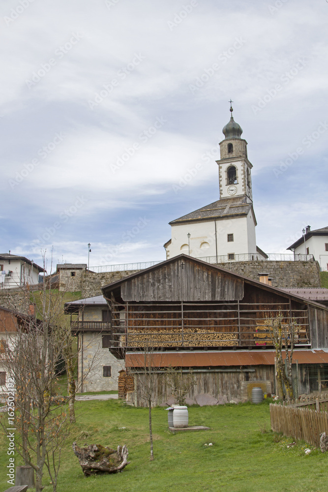 Sauris di sotto mit der Kirche zum Heiligen Oswald