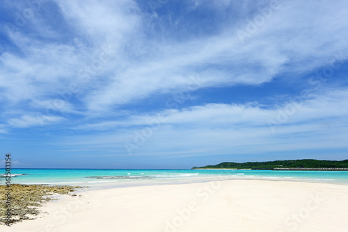 Fototapeta Naklejka Na Ścianę i Meble -  沖縄の美しい海とさわやかな空