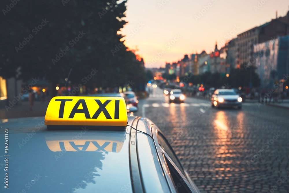 Naklejka premium Samochód taxi na ulicy miasta