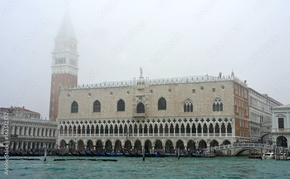 Obraz premium Doge's Palace In the fog, Venice, Italy