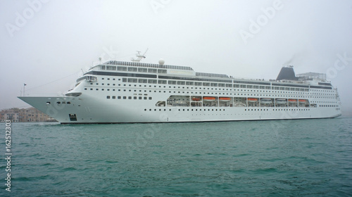 Fototapeta Naklejka Na Ścianę i Meble -  Cruise liner in the fog