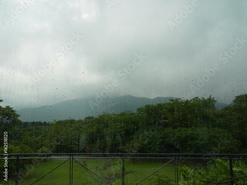 雨の日の窓