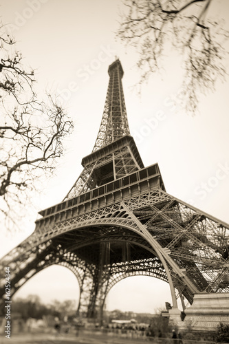 Historische Aufnahme vom Eiffelturm in Paris