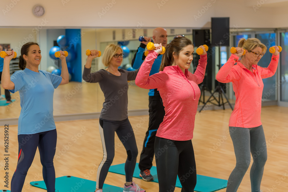 Fototapeta premium musklulatur mit hanteln trainieren