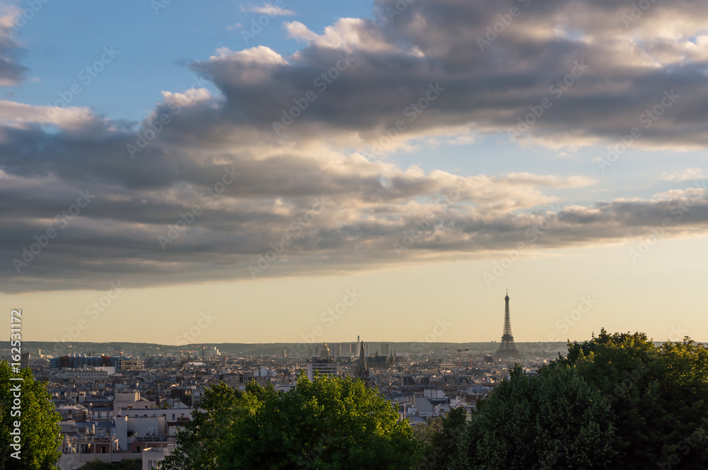 Vue panoramique de Paris au coucher du soleil
