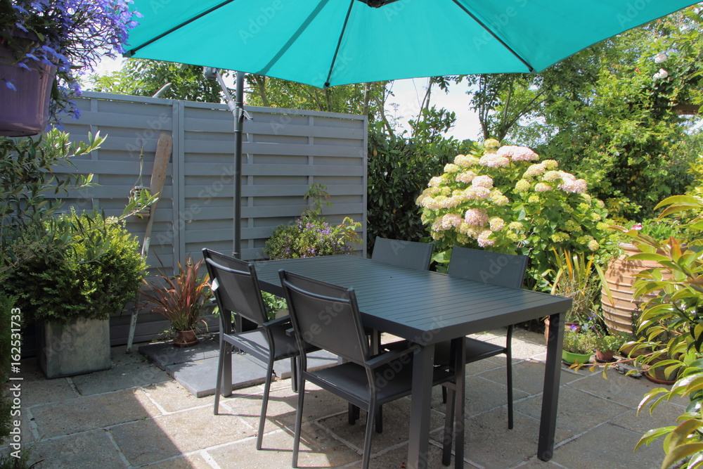 Terrasse fleurie avec salon de jardin Stock Photo | Adobe Stock